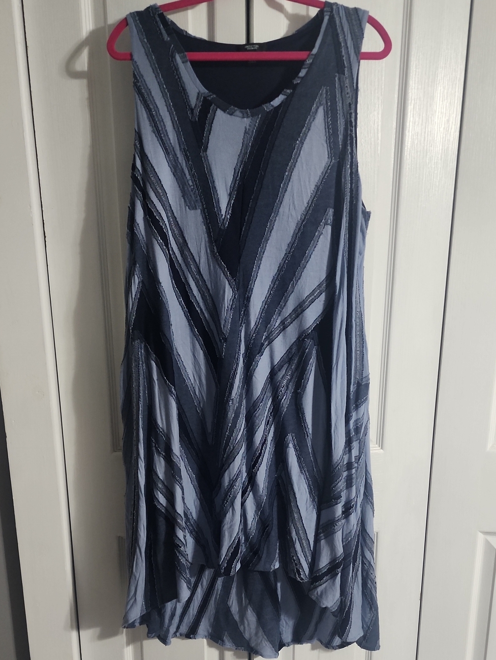 Simply Vera by Vera Wang Light and Navy Blue Sleeveless Geometric Midi-dress